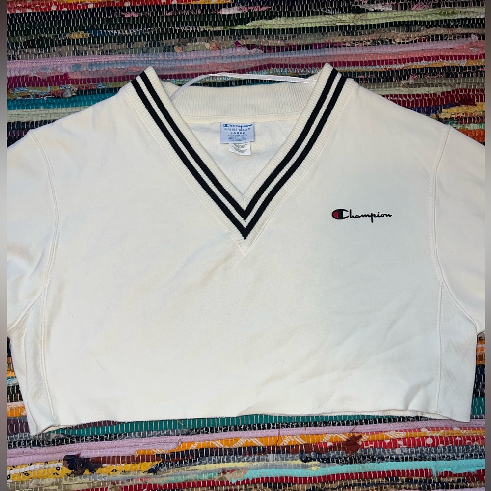 Champion Cream V-Neck Top with Logo Large L Long Sleeve Crop Top Sweater